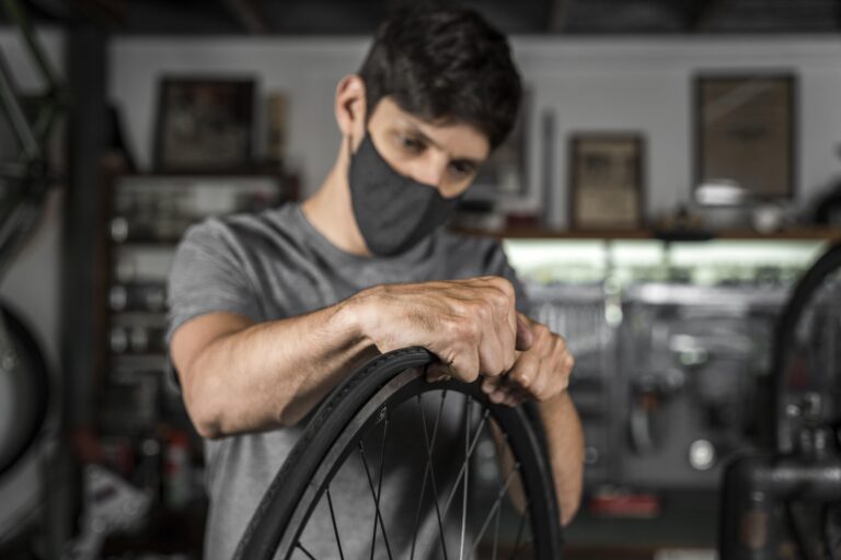 homme réparant un vélo