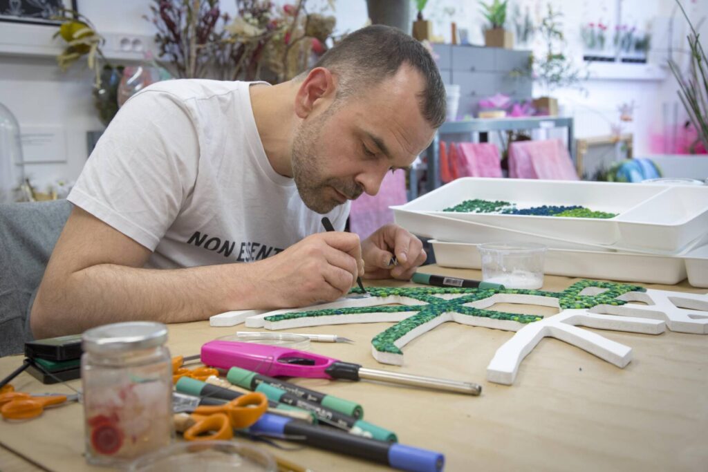 William Amor en train de créer dans son atelier.
