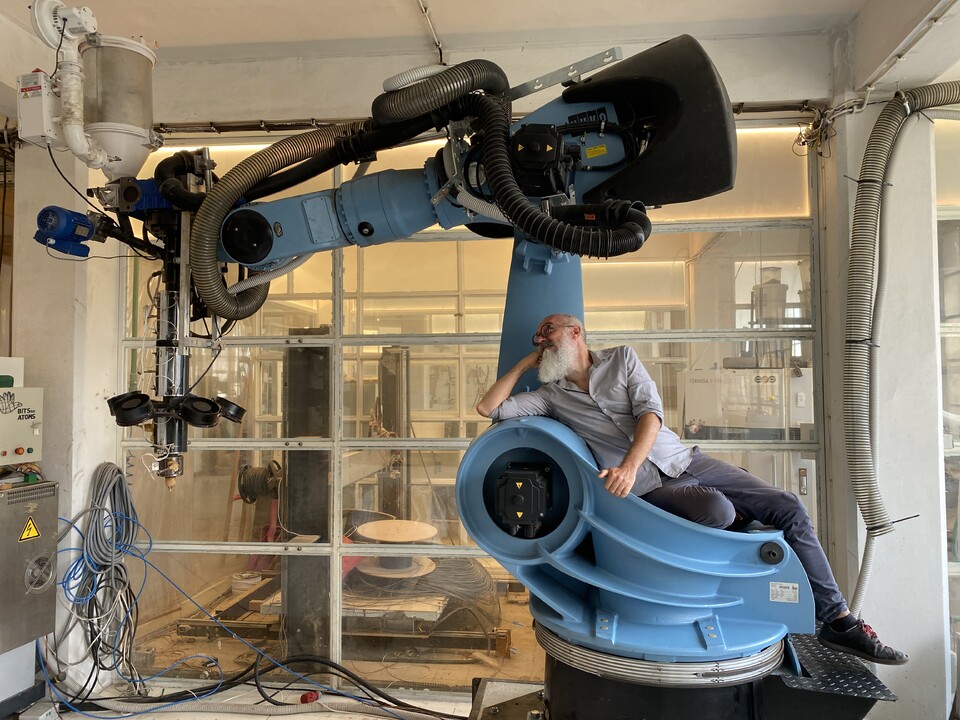 Le dirigeant de Post Industrial Crafts installé sur une machine de leur atelier.